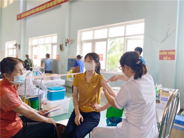 Cập nhật tiến độ chiến dịch tiêm chủng mũi 2 vắcxin phòng Covid-19 toàn dân: Đến 17h ngày 06/10, toàn TP đã hoàn thành tiêm 37.674 mũi