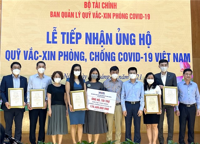 Tiếp nhận thêm 4 tỷ đồng ủng hộ Quỹ Vaccine phòng, chống COVID-19