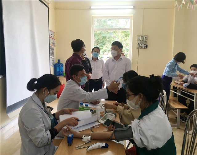 Đồng chí Nghiêm Xuân Cường - Tỉnh ủy viên, Bí thư Thành ủy, Chủ tịch HĐND thành phố kiểm tra công tác tiêm vắc xin phòng Covid-19 cho trẻ em từ 12 đến 18  tuổi