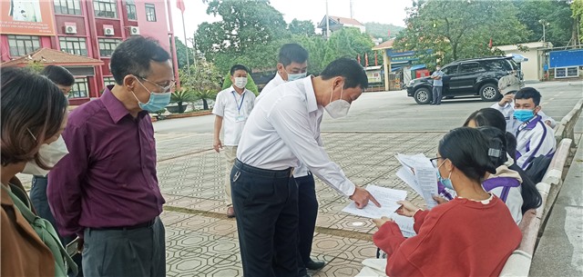 Chủ tịch UBND thành phố kiểm tra công tác tiêm vắc xin phòng Covid-19 trong trường học