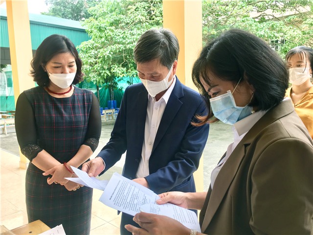 Phó Chủ tịch Thường trực UBND thành phố Nguyễn Văn Thành kiểm tra các điểm tiêm vắc xin phòng Covid-19