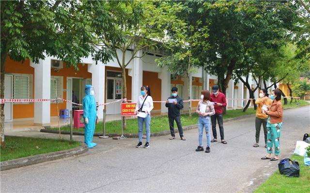 Uông Bí trao giấy chứng nhận cho 6 bệnh nhân Covid-19 đủ điều kiện ra viện