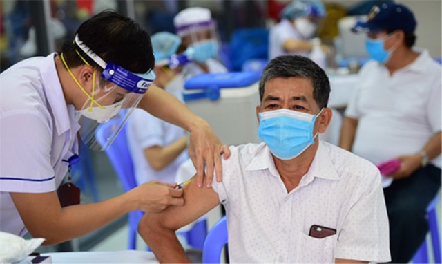 Chiều 15/11: Đã có 87% người trên 18 tuổi tiêm ít nhất 1 liều vaccine phòng COVID-19; nhiều tỉnh tiếp tục có F0 trong cộng đồng