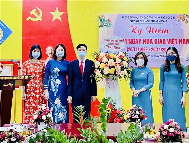 Trưởng Ban Tuyên giáo Thành ủy chúc mừng Trường Tiểu học Trưng Vương nhân ngày Nhà giáo Việt Nam