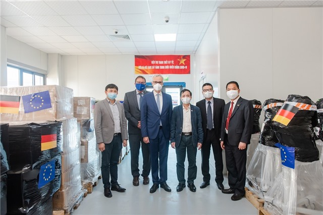 Đức trao tặng Việt Nam máy thở, monitor, máy đo nồng độ oxy và nhịp tim trị giá 21 tỷ đồng
