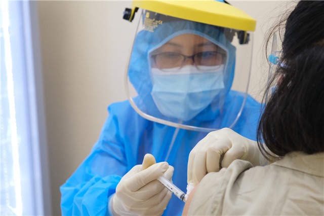 Việt Nam vượt mốc tiêm 120 triệu liều; 36 tỉnh, thành đã tiêm vaccine phòng COVID-19 cho trẻ từ 12-17 tuổi