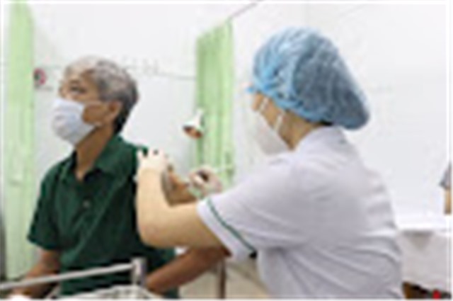 Ưu tiên tiêm đủ liều vaccine phòng COVID-19 cho người từ 50 tuổi trở lên