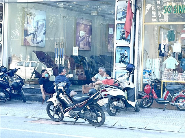 Nhiều người dân thành phố vẫn tụ tập, không đeo khẩu trang