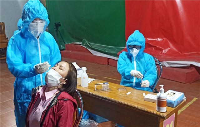 Phường Quang Trung test nhanh Covid-19 cho gần 300 công nhân làm việc tại KCN Vsip Hải Phòng