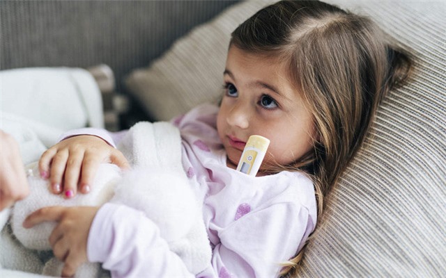 Hướng dẫn theo dõi và chăm sóc trẻ mắc Covid-19 tại nhà