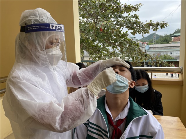 Thêm nhiều ca Covid-19 mới là học sinh, 6 trường và 61 lớp tổ chức học trực tuyến