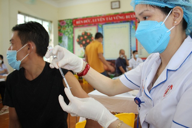 Quảng Ninh triển khai tiêm vaccine mũi 3, thu phí điều trị F0 nếu từ chối tiêm