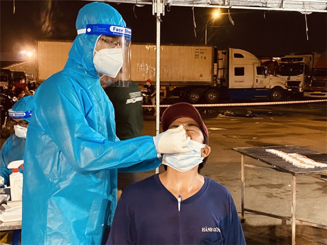 Sáng 17/12: Gần 7.900 F0 nặng đang điều trị; Bảo vệ và phát hiện sớm người thuộc nhóm nguy cơ mắc COVID-19