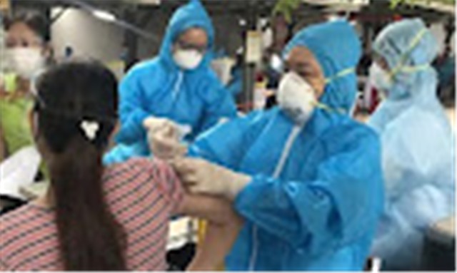 Chiều 17/12: Đã tiêm gần 137 triệu liều vaccine phòng COVID-19; Bác sĩ quân y lập nhóm hỗ trợ online chăm sóc, điều trị F0 tại nhà