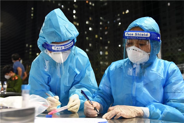 Sáng 20/12: Gần 7.600 ca COVID-19 nặng đang điều trị; Tăng cường giám sát, phát hiện sớm F0 tại cộng đồng