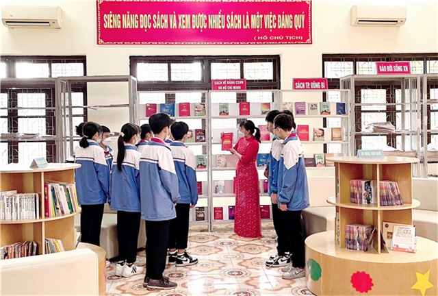 Trưng bày sách, báo, tư liệu lịch sử kỷ niệm 77 năm Ngày thành lập Quân đội nhân dân Việt Nam