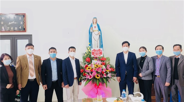 Phó Bí thư Thành ủy, Chủ tịch UBND Thành phố Phạm Tuấn Đạt chúc mừng giáo dân giáo họ Thất Tinh, giáo xứ Trạp Khê