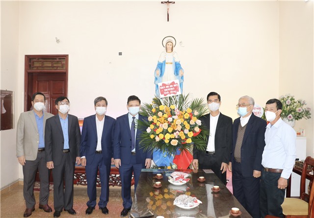 Đồng chí Nghiêm Xuân Cường - Tỉnh ủy viên, Bí thư Thành ủy, Chủ tịch HĐND Thành phố chúc mừng giáo xứ Trạp Khê