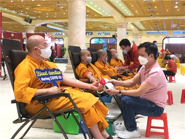 Hơn 200 tăng, ni, phật tử Chùa Ba Vàng hiến máu nhân đạo