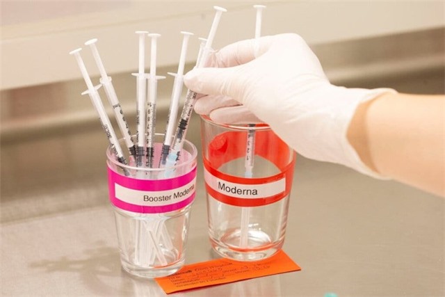 Tiêm trộn liều 3 bằng vaccine mRNA tạo kháng thể cao