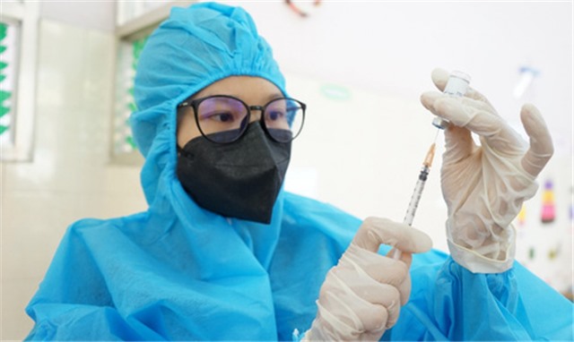 Trưa 7/12: Cả nước đã tiêm gần 128,8 triệu liều vaccine phòng COVID-19; TP.HCM dự kiến tiêm mũi bổ sung từ ngày 10/12