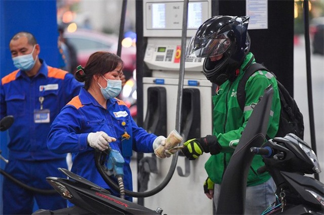 Giá xăng tiếp tục giảm mạnh vào ngày mai?