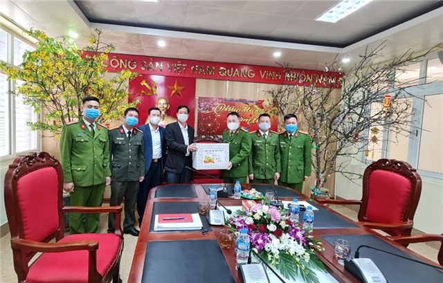 Đồng chí Phạm Tuấn Đạt, Phó Bí thư Thường trực Thành ủy, Chủ tịch HĐND thành phố thăm, tặng quà các đơn vị trực Tết và lực lượng làm công tác chống dịch