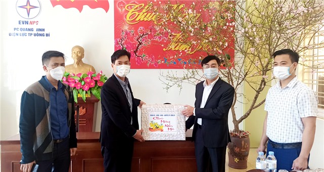 Chủ tịch Ủy ban MTTQ thành phố Đào Ngọc Sơn chúc Tết các đơn vị trực Tết