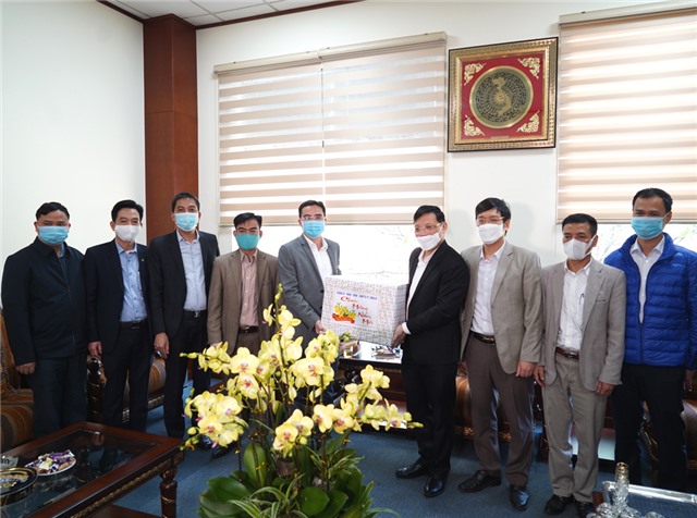 Bí thư Thành ủy Nghiêm Xuân Cường thăm, tặng quà Tết các đơn vị