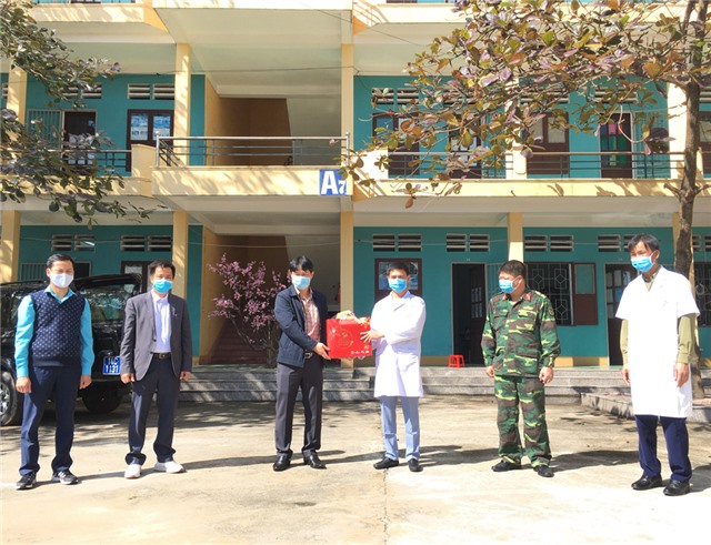 Tặng quà Tết cho giảng viên, công nhân viên và khu cách ly tập trung