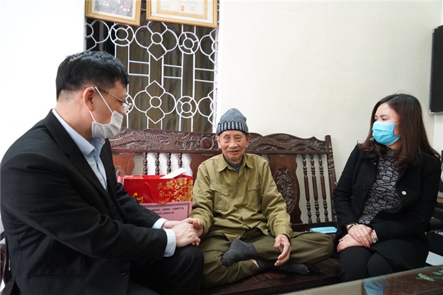 Bí thư Thành ủy Nghiêm Xuân Cường thăm, tặng quà Tết người có công tiêu  biểu