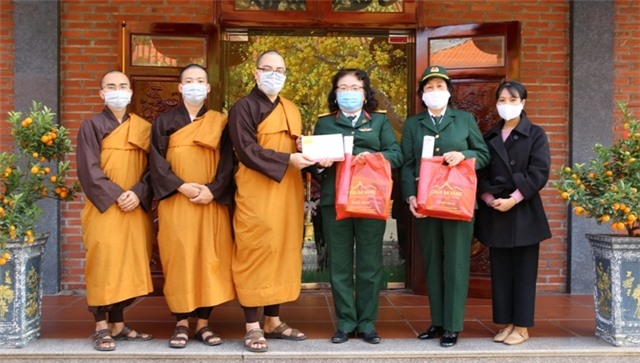 Tặng 35 suất quà Tết cho cựu nữ chiến sĩ Trường Sơn có hoàn cảnh khó khăn