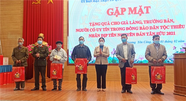 Tặng quà Tết già làng, trưởng bản, người có uy tín