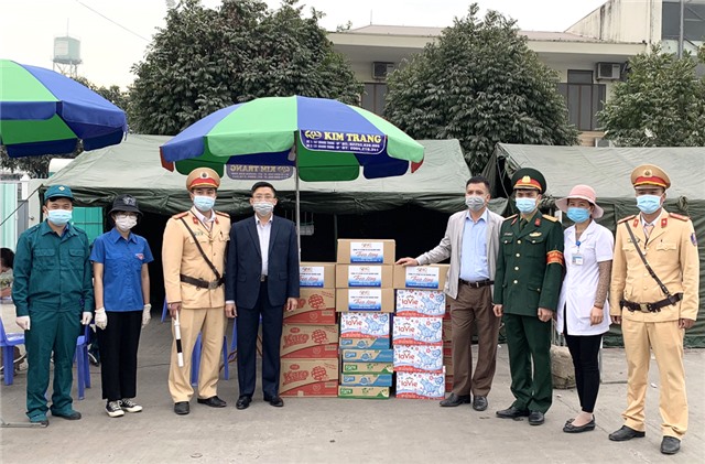 Công ty CP Xi măng & Xây dựng Quảng Ninh tặng quà hỗ trợ chốt liên ngành phòng chống dịch