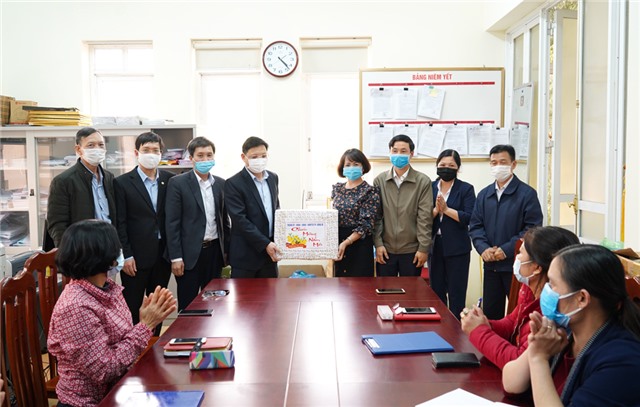 Bí thư Thành ủy Nghiêm Xuân Cường tặng quà Tết cán bộ, nhân viên ngành y