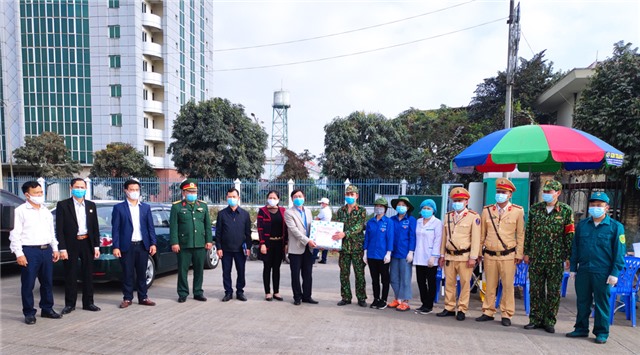 Thăm tặng quà, động viên các lực lượng làm nhiệm vụ phòng chống dịch