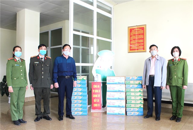 Tặng quà hỗ trợ các lực lượng và chốt kiểm soát phòng chống dịch Covid-19 trên địa bàn phường Phương Nam