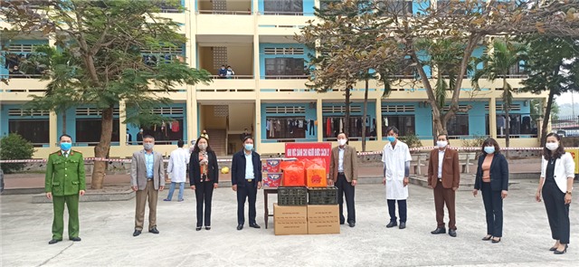 Tặng quà Tết cho cơ sở cách ly tại Trường Cao đẳng Công nghiệp và Xây dựng Quảng Ninh