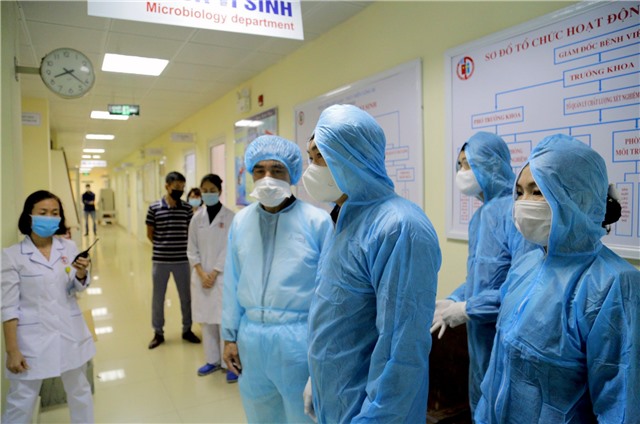 Phó Bí thư Thường trực Tỉnh ủy Ngô Hoàng Ngân kiểm tra công tác phòng chống dịch tại Đông Triều, Uông Bí