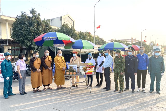Trao tặng quà Tết các cơ sở cách ly tập trung và chốt, trạm kiểm soát phòng, chống dịch