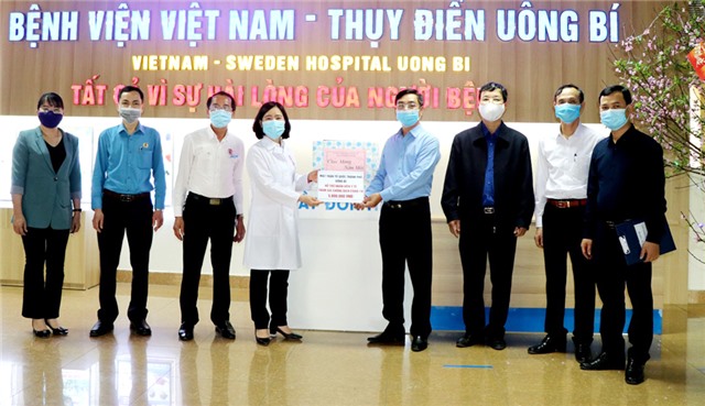 Tặng quà động viên các lực lượng phòng, chống dịch