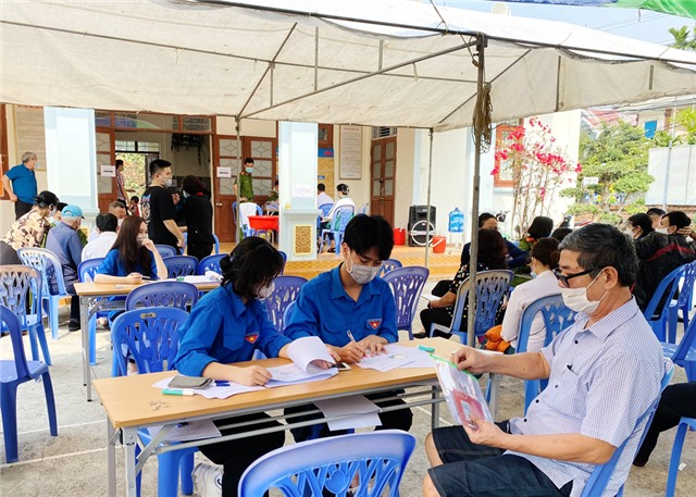 Đoàn Thanh niên thành phố Uông Bí tích cực tham gia hỗ trợ cấp đổi CCCD có gắn chip tại các điểm lưu động