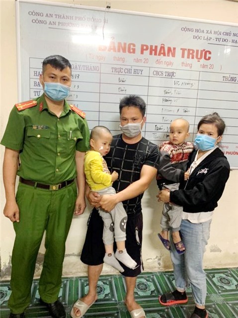 Công an phường Nam Khê: Bàn giao hai cháu bé đi lạc cho hai gia đình