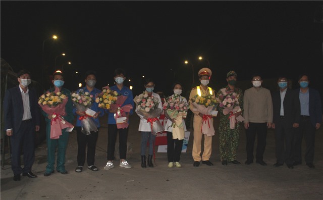 Lãnh đạo thành phố thăm, tặng quà các lực lượng tại chốt kiểm soát Covid-19 cầu Đá Bạc