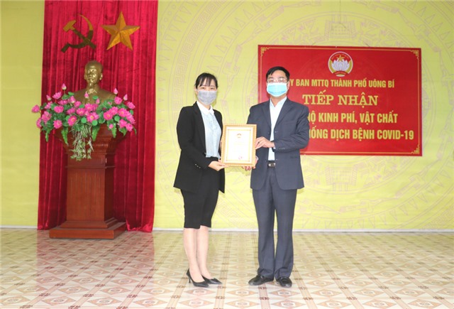 Trao chứng nhận ghi nhận Tấm lòng vàng cho Ngân hàng TMCP Quân đội (MB) chi nhánh Uông Bí