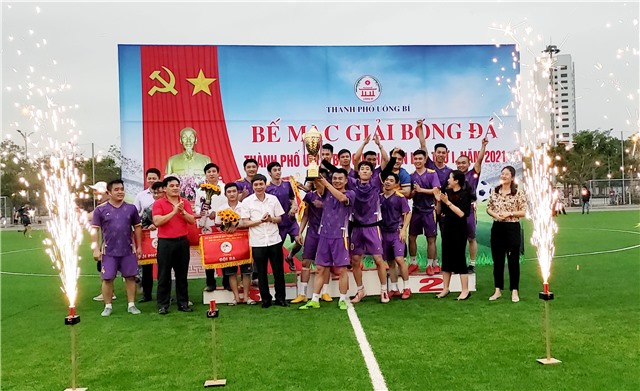Đội bóng đá phường Quang Trung vô địch Giải bóng đá thành phố Uông Bí - Cúp Hà Lan lần thứ nhất năm 2021
