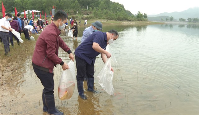 Thả giống thủy sản nhân Ngày truyền thống ngành Thủy sản Việt Nam