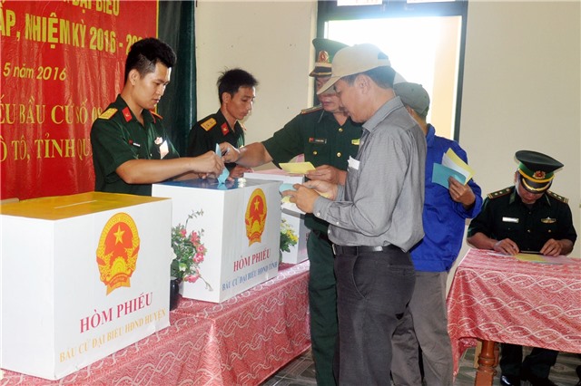 Việc trưng tập người để hỗ trợ hoạt động của các tổ chức phụ trách bầu cử được thực hiện như thế nào?