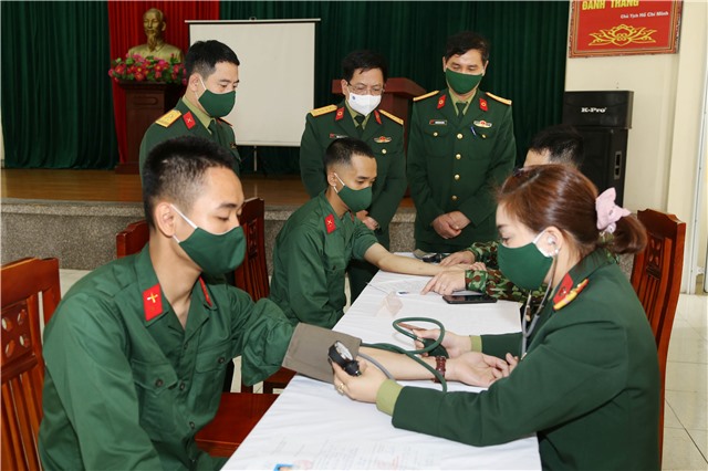 Khám phúc tra sức khỏe cho tân binh năm 2021