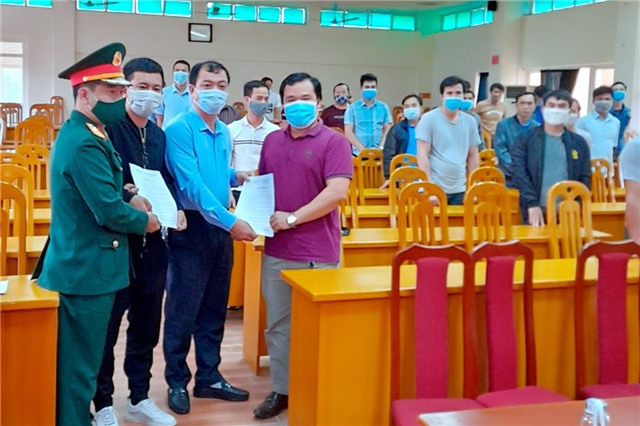 Trung đoàn 244: Bàn giao 33 công nhân hoàn thành cách ly phòng, chống dịch Covid-19